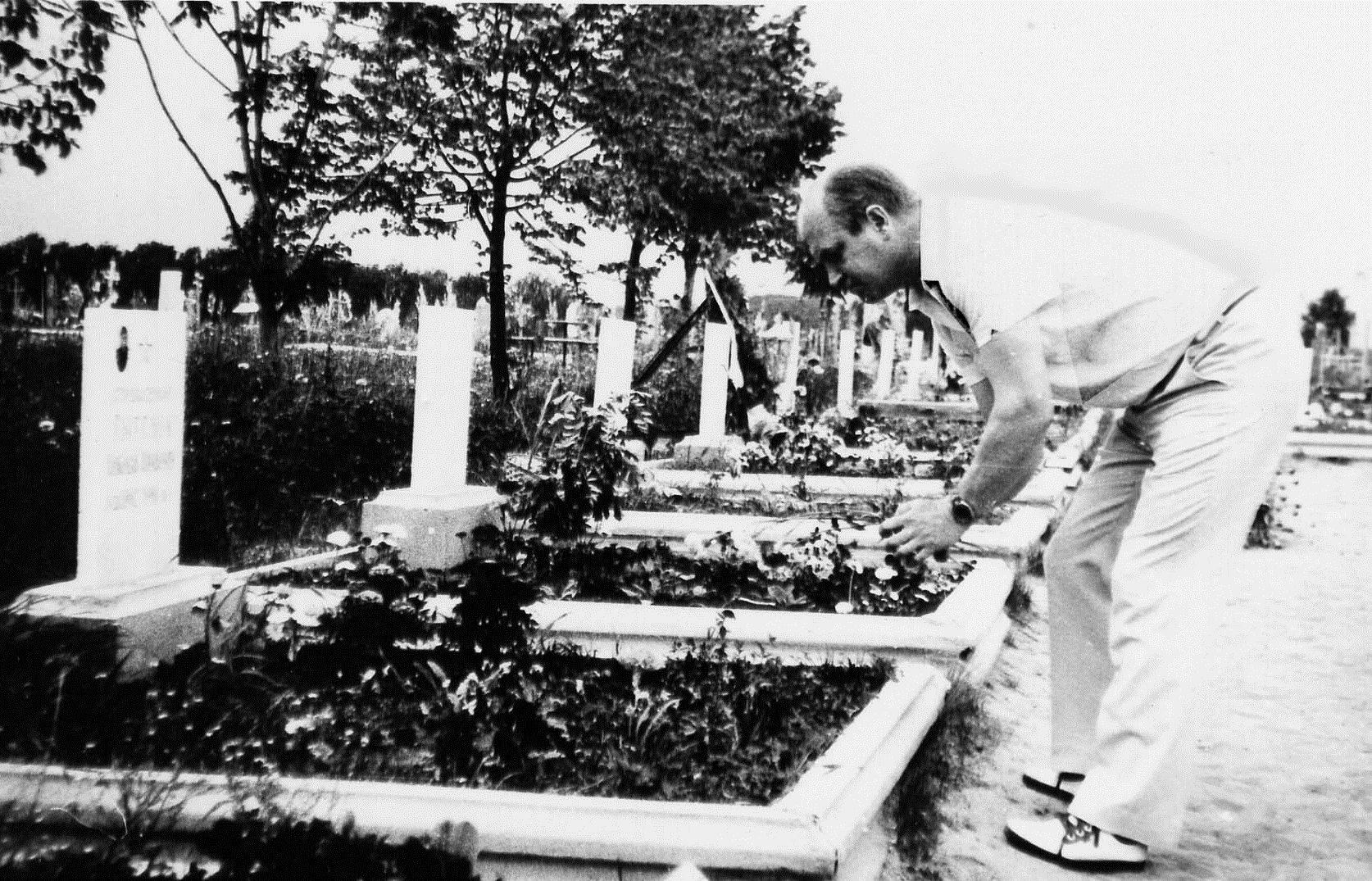 В. Степанов перед спектаклем у могил чернобыльцев в Москве.